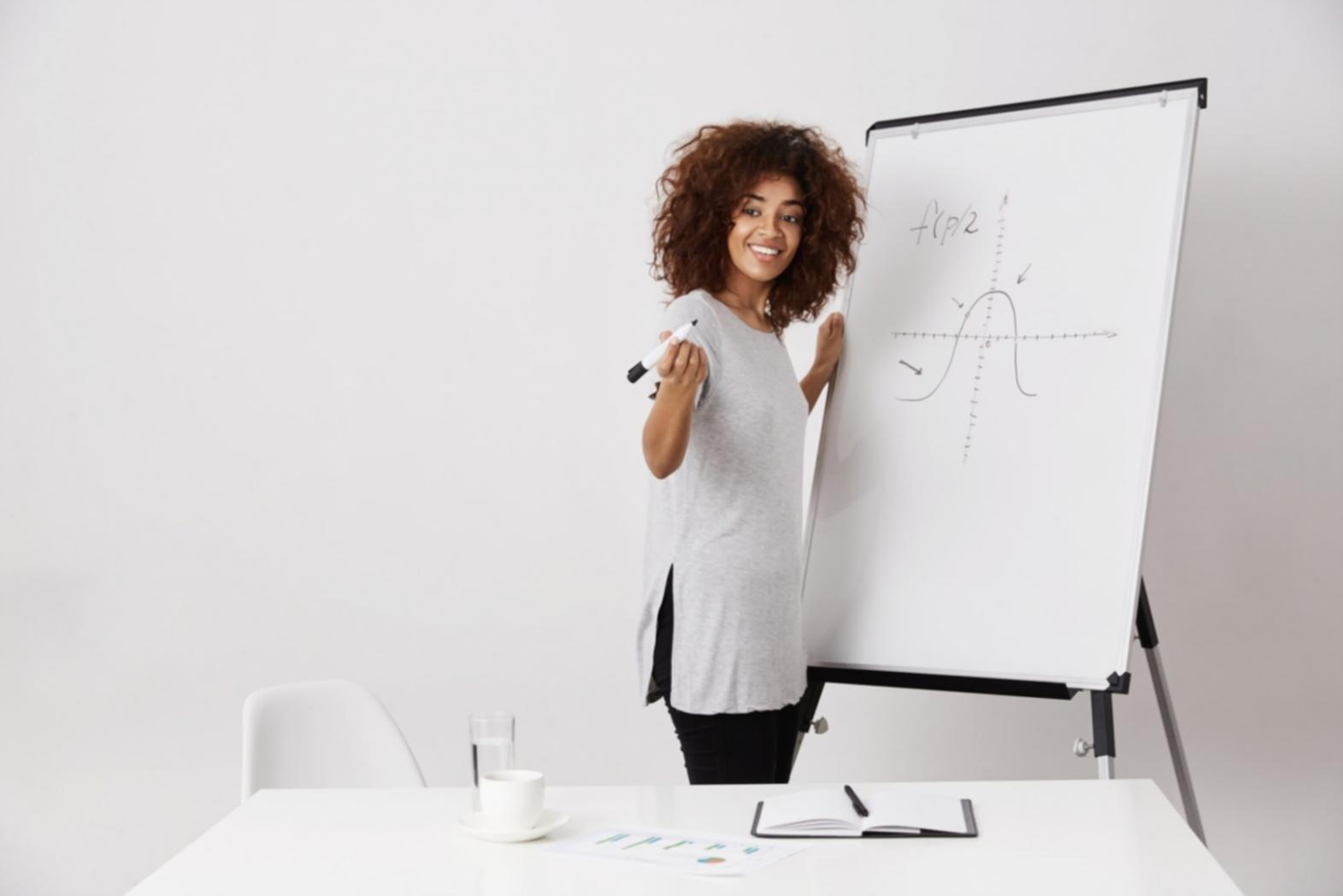 Detaillierte Finanzanalyse mit Diagrammen und Dokumenten