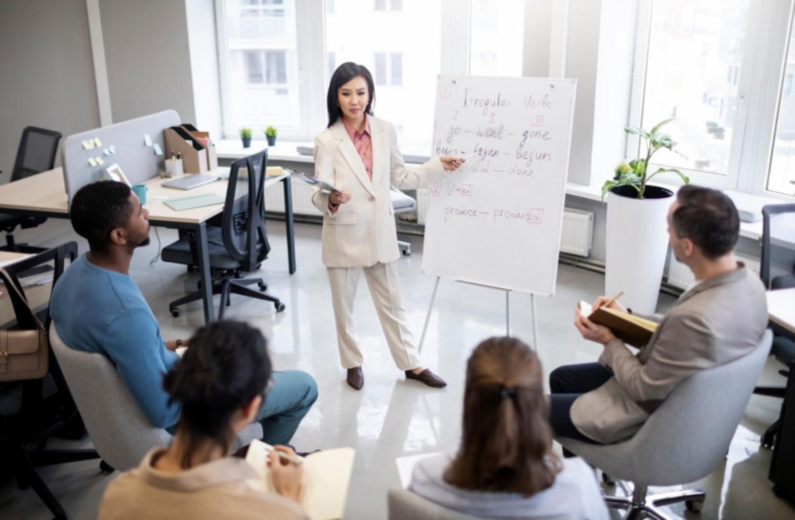Workshop-Situation mit Finanzplanungsunterlagen und gemeinsamer Diskussion