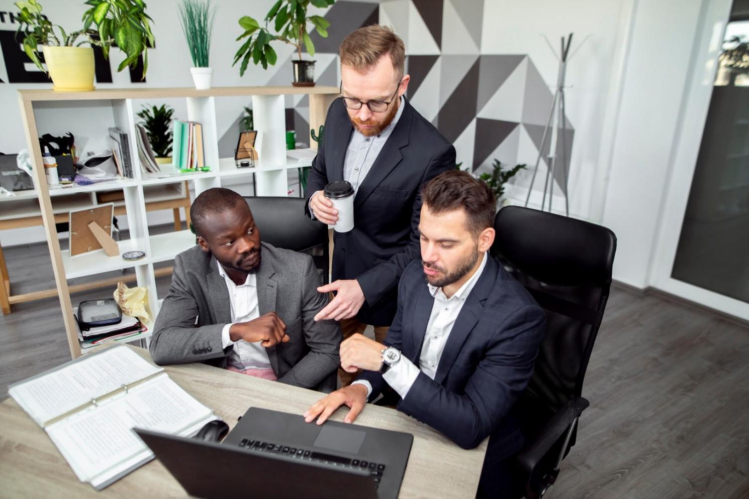 Gruppenarbeit während eines Workshop-Moduls mit Fokus auf strategische Planung